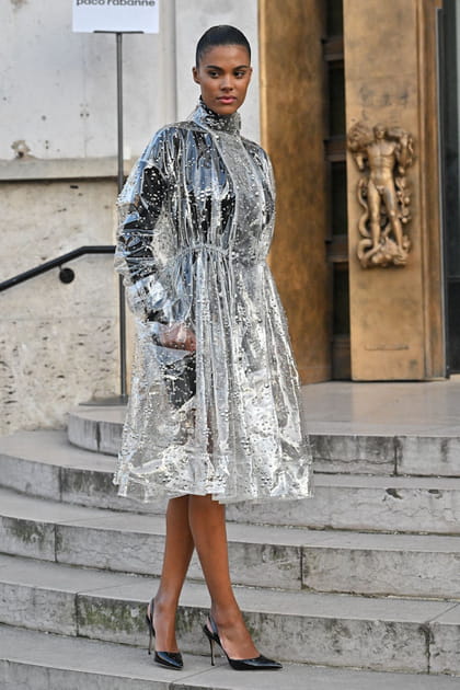 Tina Kunakey en trench de pluie transparent et escarpins noirs Paco Rabanne
