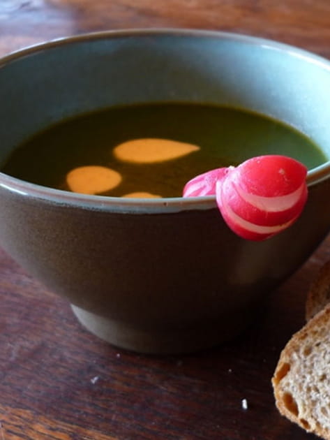 Soupe de fanes de radis et cr&egrave;me de curry
