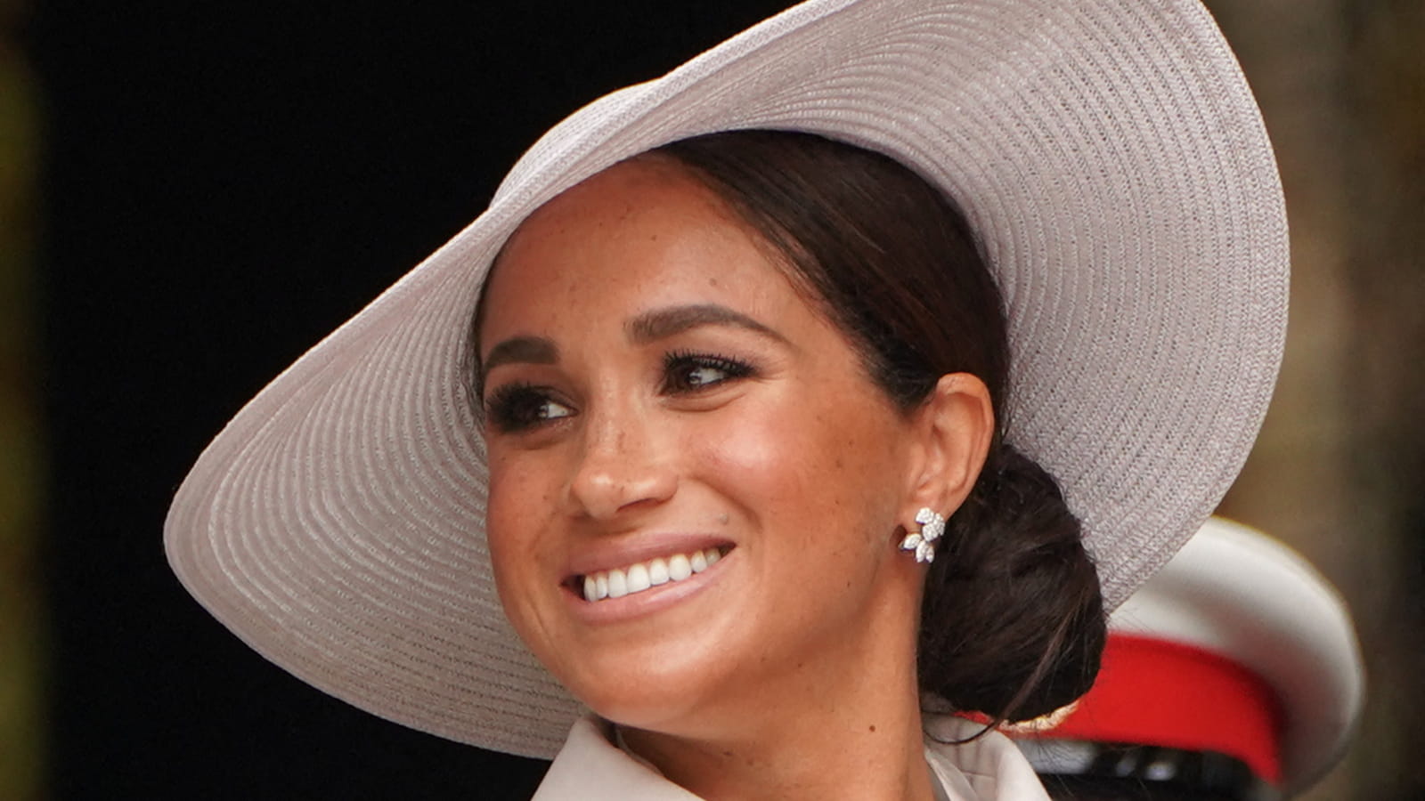 Chignon bas avec chapeau