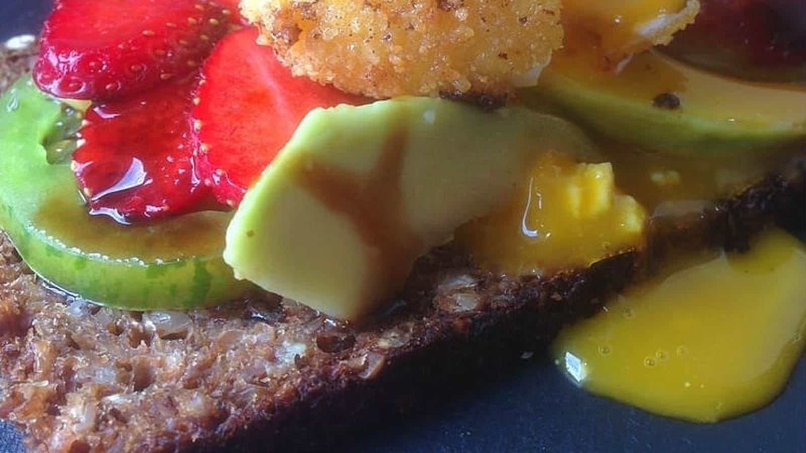 Tartine oeuf pané, avocat, tomate et fraise