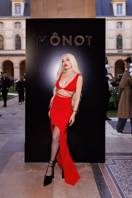 Ava Max au d&eacute;fil&eacute; M&ocirc;not