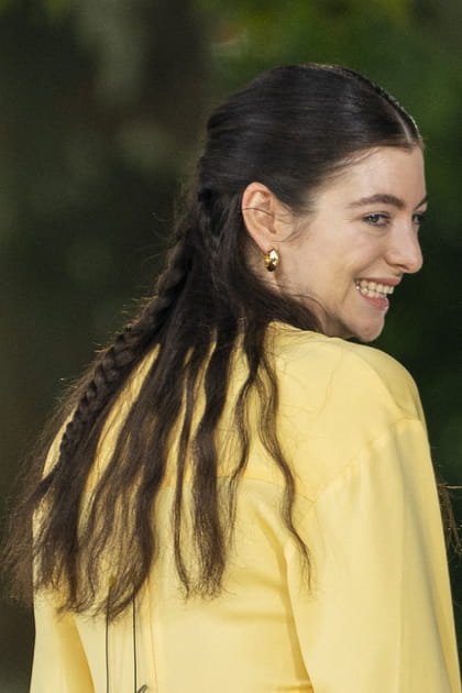La demi queue-de-cheval tress&eacute;e de Lorde