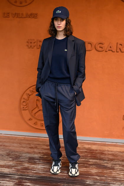 Iman P&eacute;rez en veste de costume et pantalon bleu marine