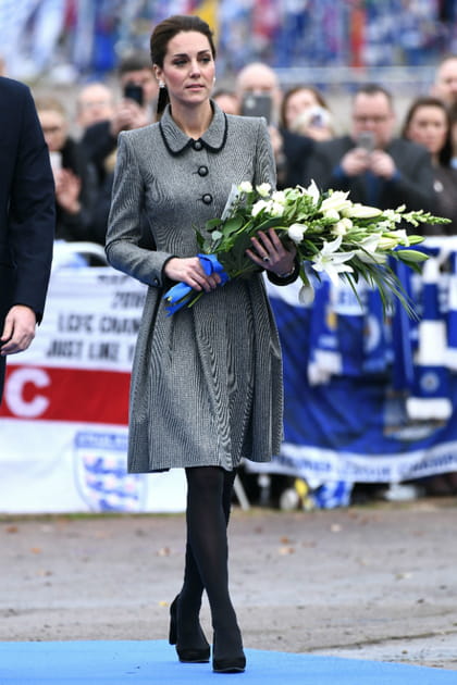 Kate Middleton en manteau gris boutonn&eacute; col claudine Catherine Walker