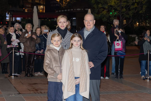Charlene et Albert de Monaco lancent les illuminations de No&euml;l avec leurs jumeaux - PHOTOS de la famille princi&egrave;re