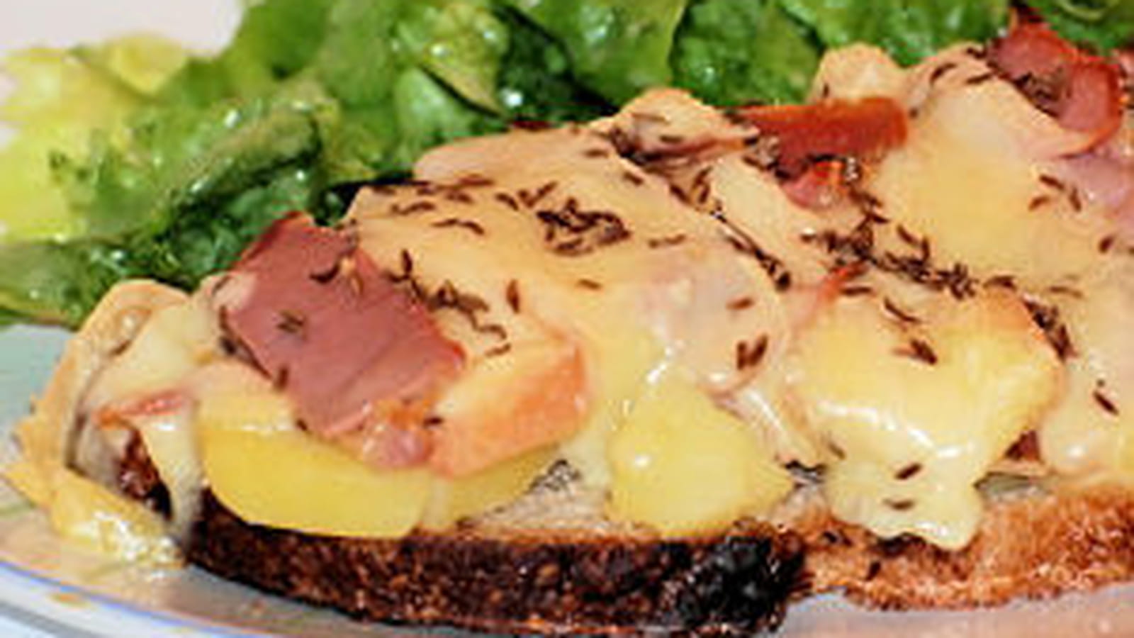 Tartine au munster et jambon cru