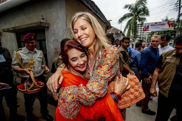 La reine Maxima des Pays-Bas enlace une Bangladaise