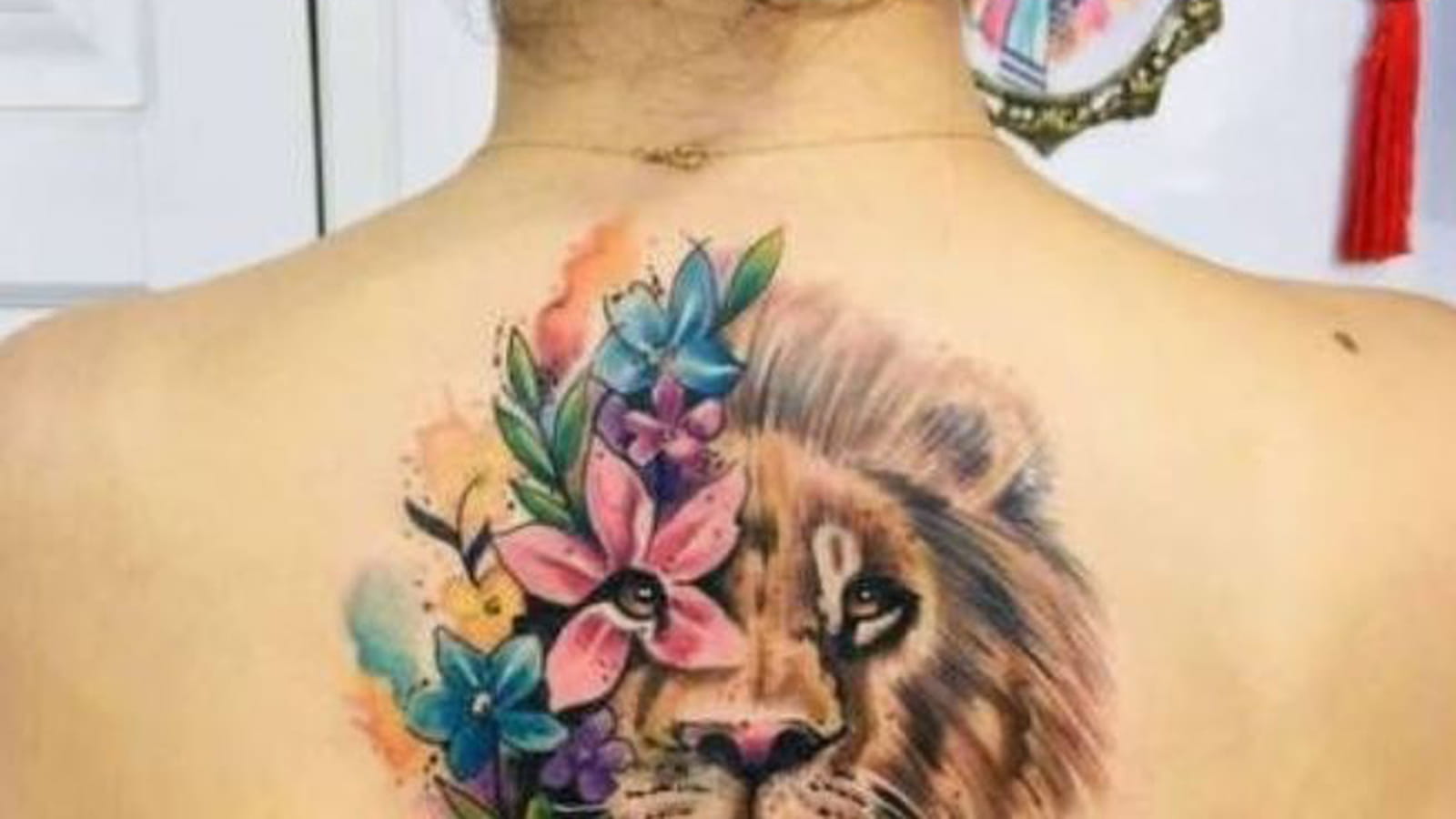 Lion fleuri dans le dos