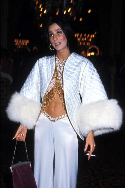 Avant&nbsp;: Cher &agrave; 30&nbsp;ans en veste blanche &agrave; manches oversize en fourrure