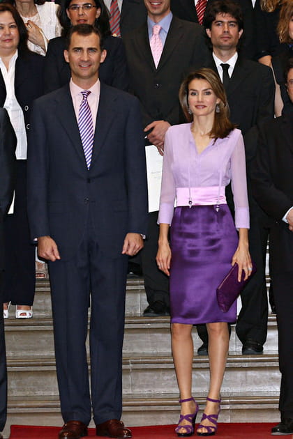 Letizia d'Espagne en ensemble violet avec un chemisier et jupe droite