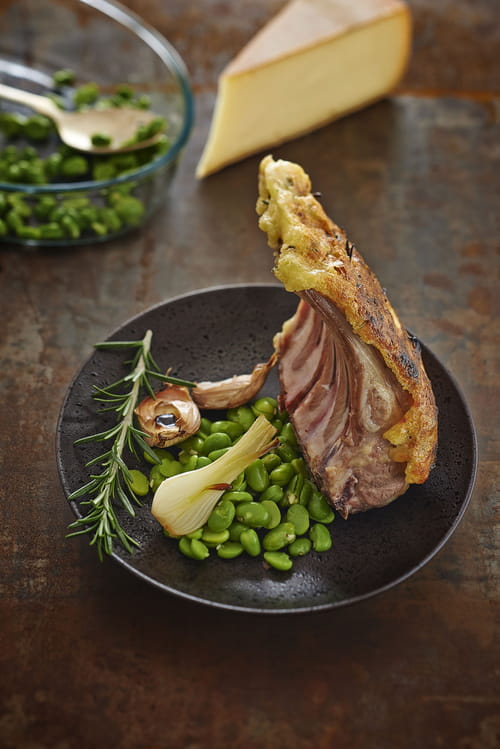 Carré d’agneau en croûte de Raclette de Savoie & févettes