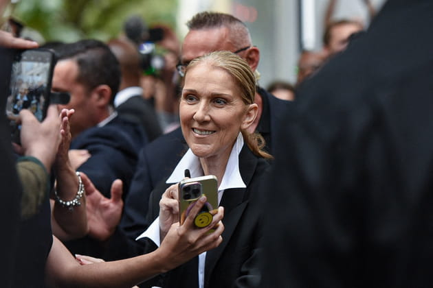 Céline Dion souriante à quelques jours de la cérémonie d'ouverture des JO