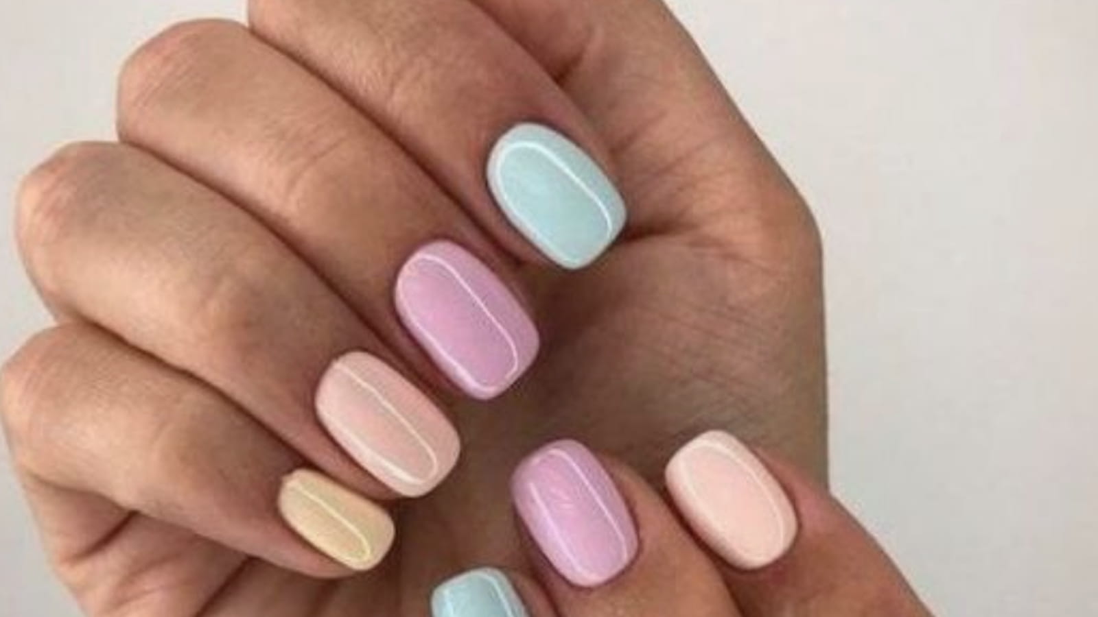 Une manucure multicolore pastel