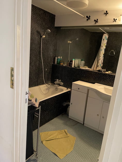 Avant&nbsp;: une salle de bains tr&egrave;s sombre