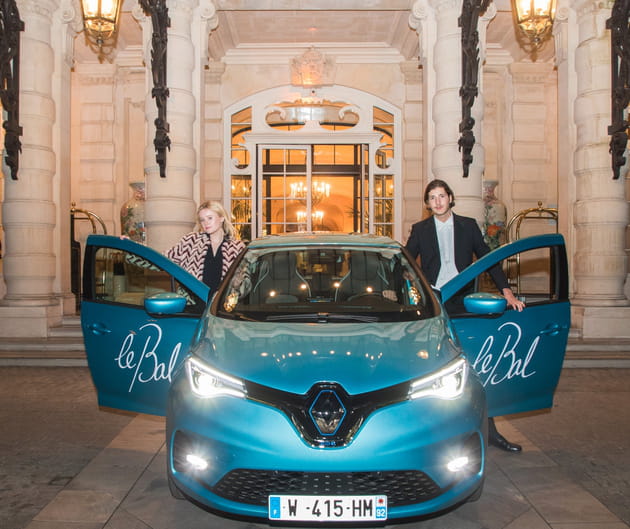 Josie Yates et Comte Rufus d'Hauteville arrivent au bal en voiture &eacute;lectrique Renault Zo&eacute;