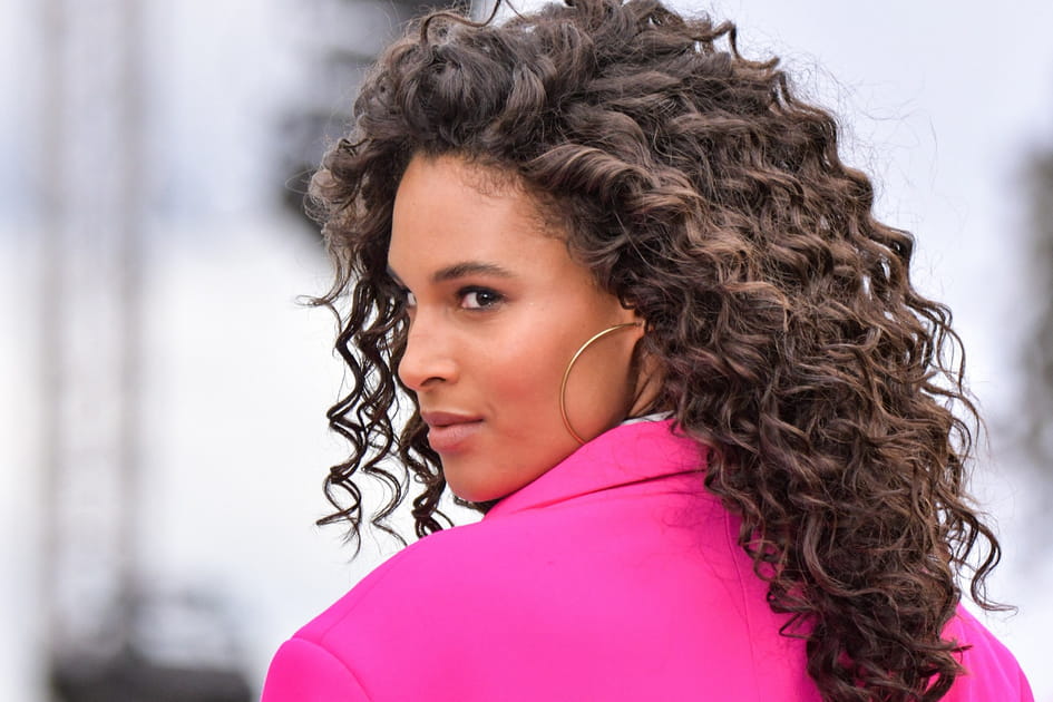 Les cheveux boucl&eacute;s bruns de Cindy Bruna