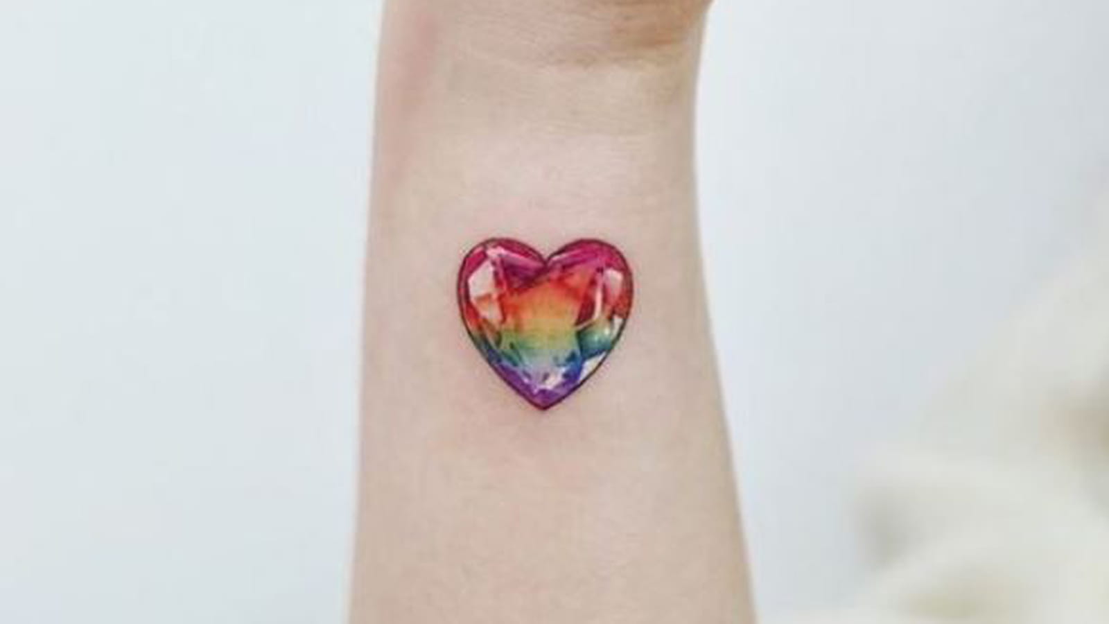 Petit coeur coloré sur le poignet