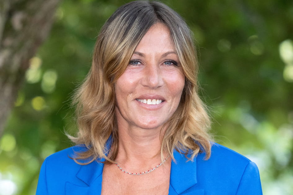 Le carr&eacute; mi-long aux racines fonc&eacute;es de Mathilde Seigner