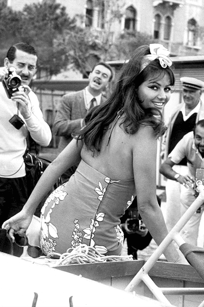 Claudia Cardinale en robe bustier imprim&eacute;e