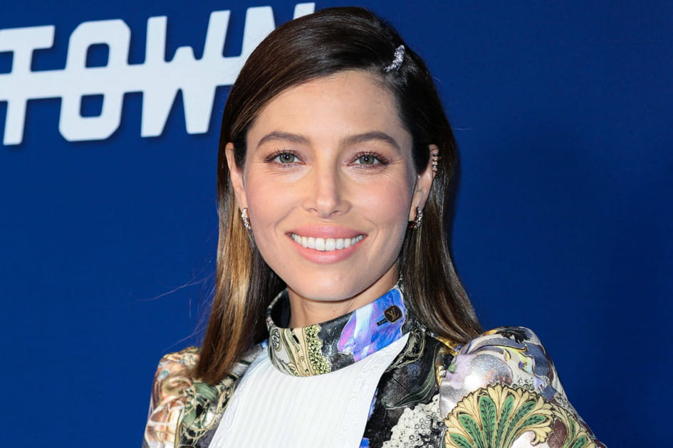 Jessica Biel avec une barrette argent&eacute;e sur la raie des cheveux