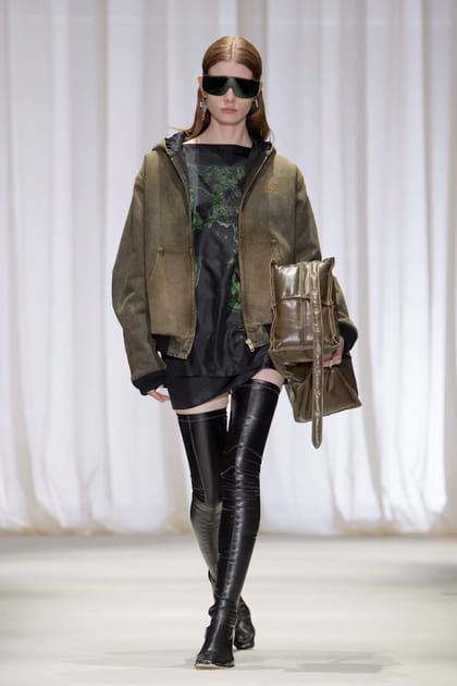 Cuissardes noires, robe sweatshirt et veste kaki aper&ccedil;ues sur le d&eacute;fil&eacute; MM6&nbsp;Maison Margiela