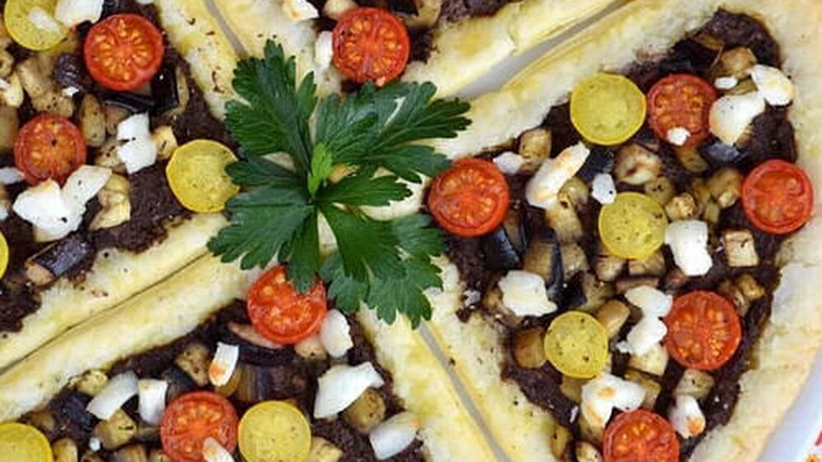Feuilletés à la tapenade, aubergines grillées, tomates cerise et fromage de chèvre