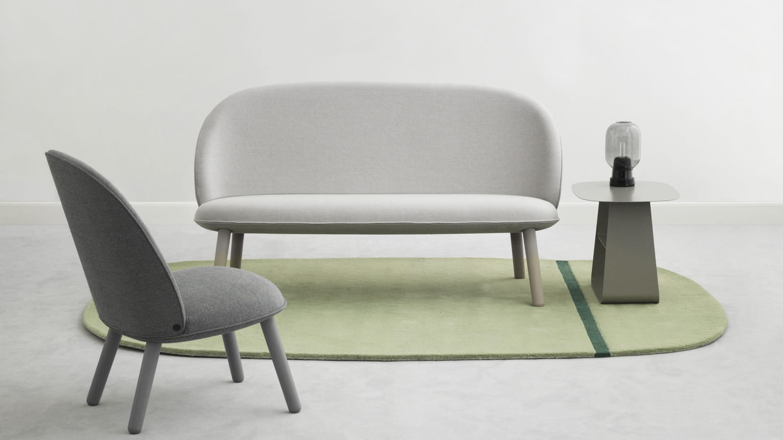 Canapé droit en velours beige