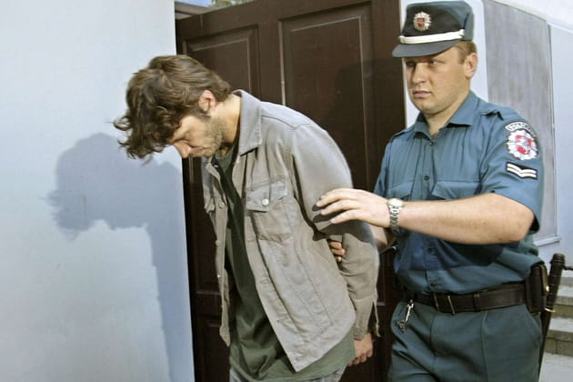 Bertrand Cantat escorté par un policier lituanien