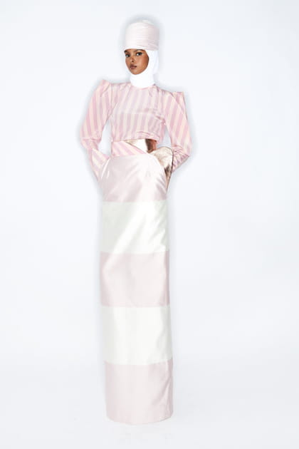Jupe longue et blouse rayées rose et blanc aperçues sur le défilé RVDK haute couture