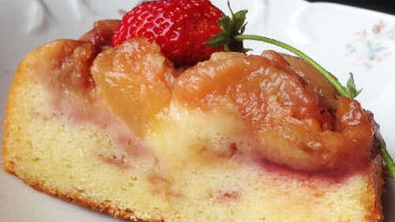 Cake renversant pêches et fraises caramélisées