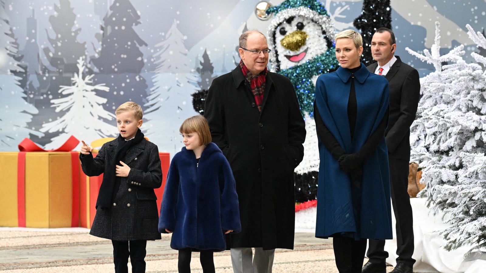 Charlene, Jacques, Gabriella et Albert de Monaco, Noël au palais dans un beau décor