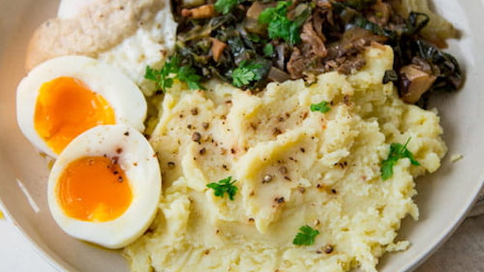 Oeufs pochés, sauce forestière, purée à la truffe, poêlée de champignons et blettes