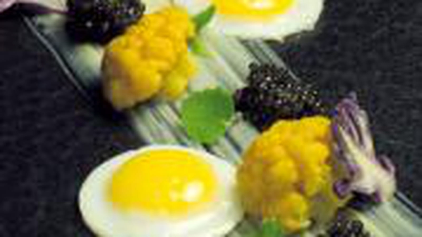 Oeuf de caille, trilogie de chou-fleur et caviar de Philippe Etchebest