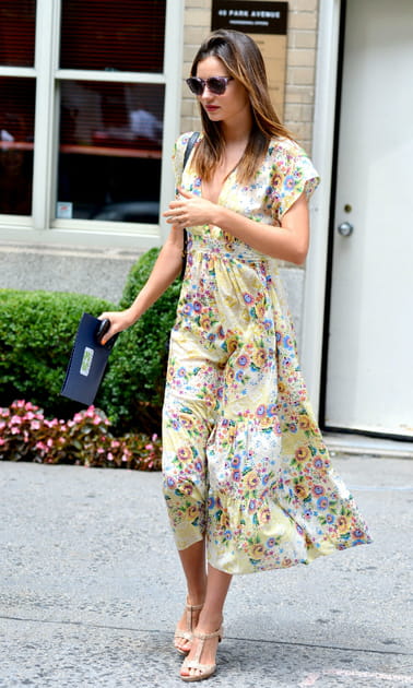 Miranda Kerr en robe fluide fleurie