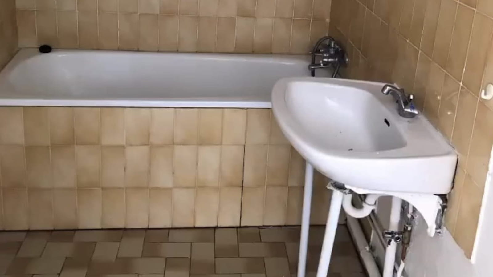 Salle de bains avant