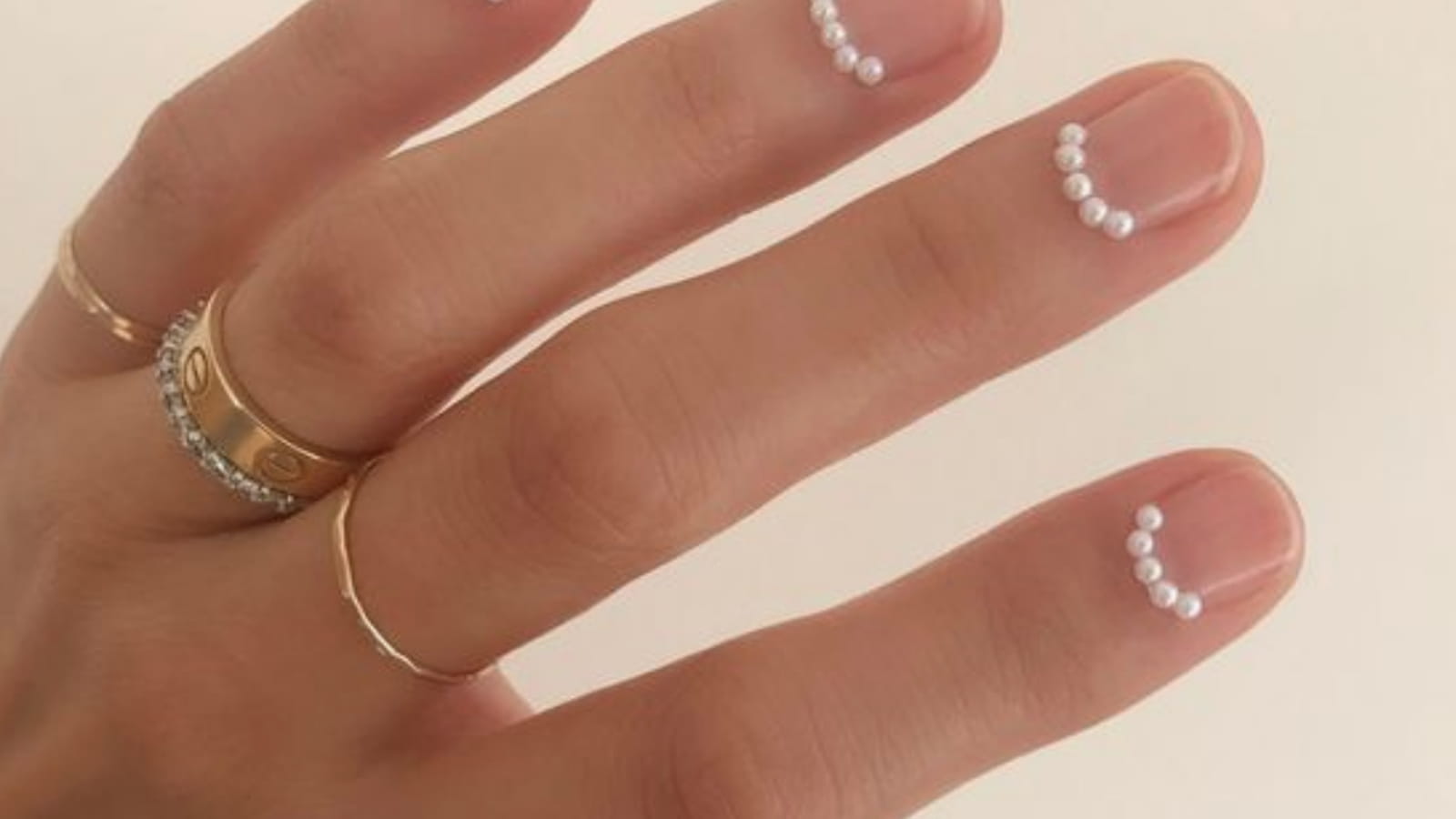 Une manucure à perles blanches