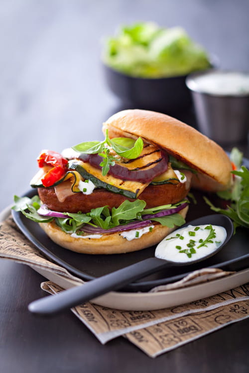 Hamburger végétarien aux courgettes, aubergines, tomates séchées et comté