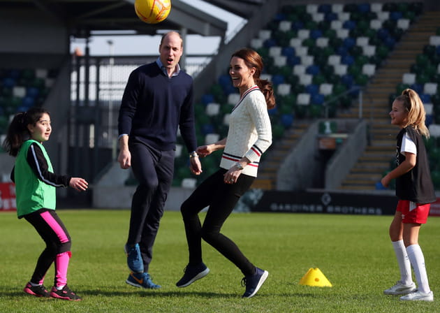 Le prince William et Kate Middleton jouent au foot avec des enfants en Irlande du Nord