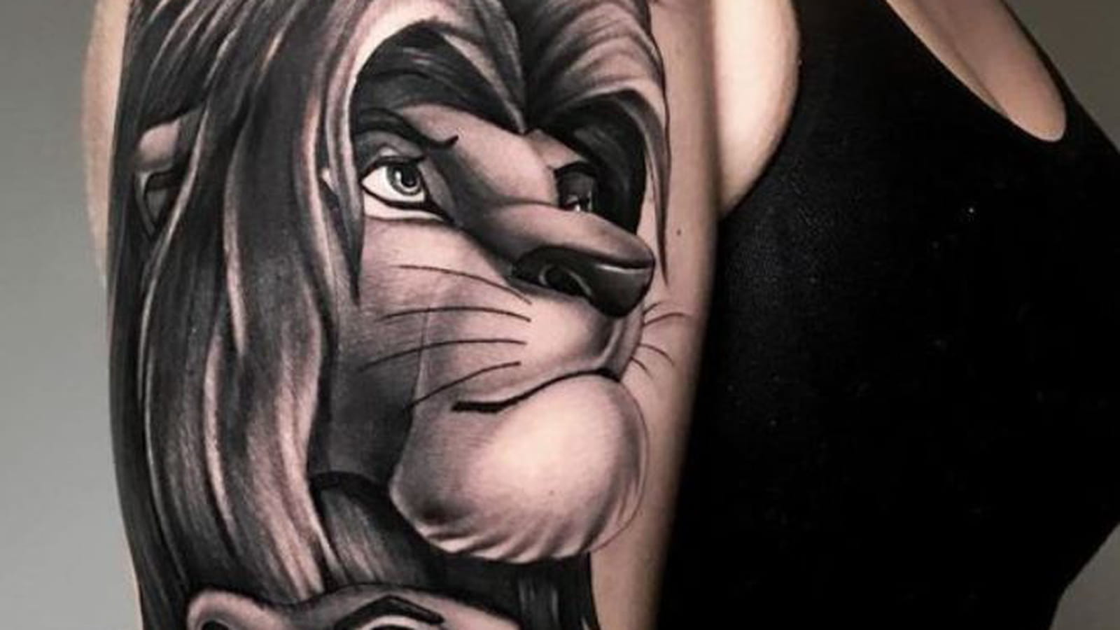 Roi Lion sur le bras