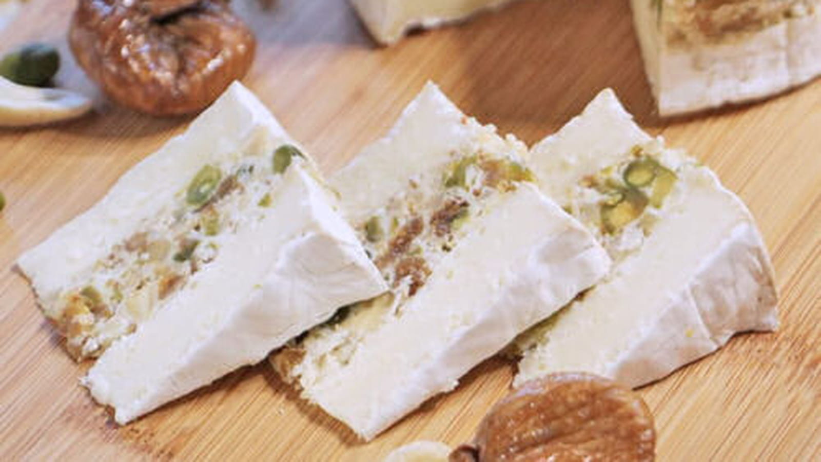 Camembert farci aux noix de cajou, pistache et figue