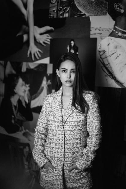 Hannah Quinlivan en veste blazer de tweed au d&eacute;fil&eacute; Chanel printemps-&eacute;t&eacute; 2023