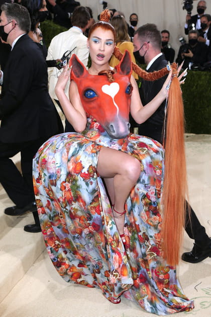 Kim Petras en robe cheval