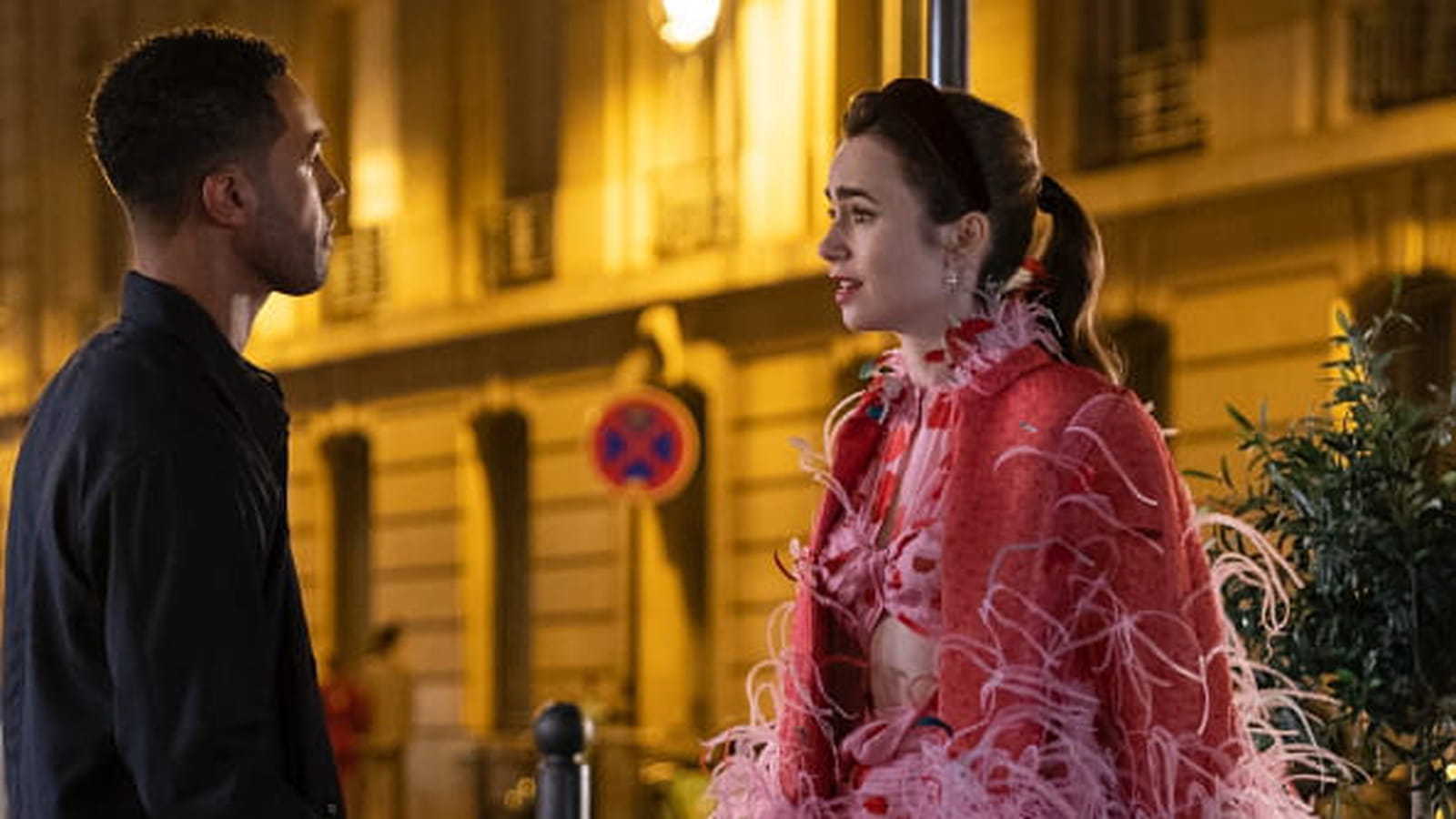 Robe rose Magda Butrym et valise grise Rimowa