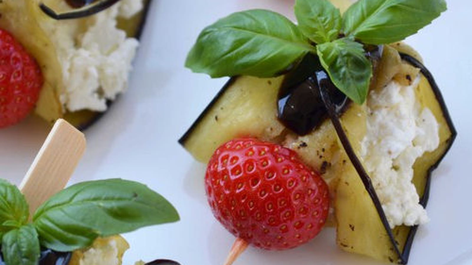 Ballotins d'aubergine au chèvre frais, fraises et crème de balsamique