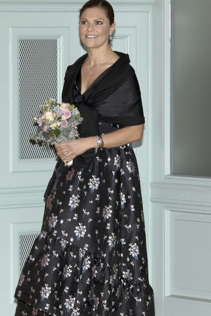 Victoria de Suède en robe noire au décolleté élégant