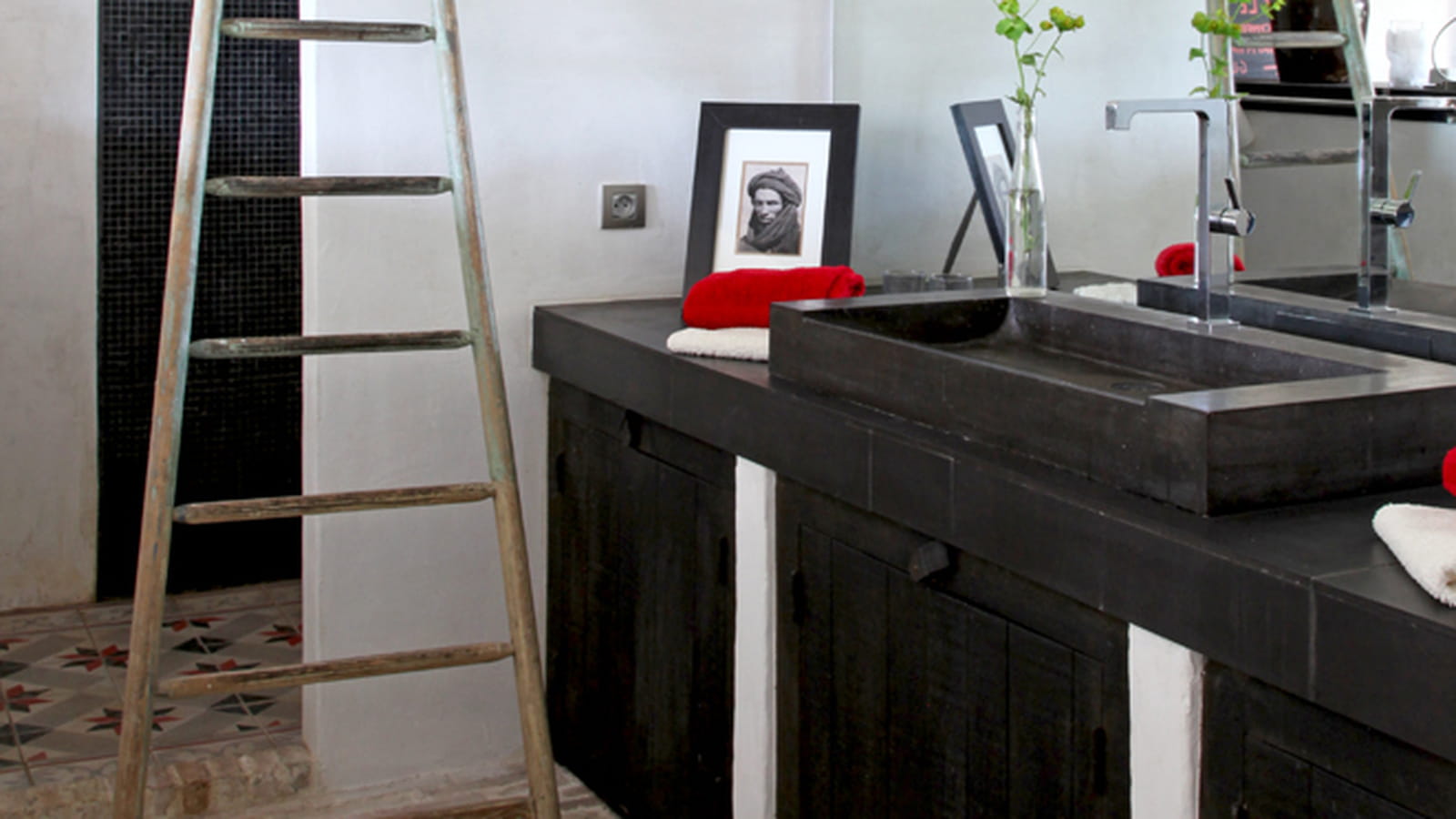 Salle de bains noire