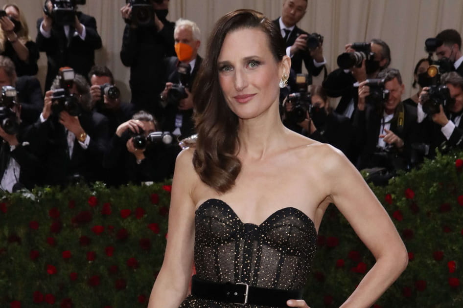 Le one side hair marron glac&eacute; de Camille Cottin