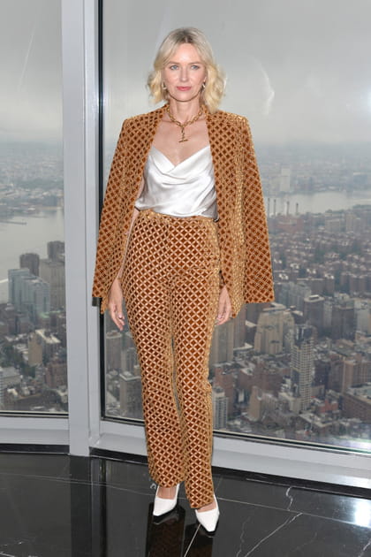 Naomi Watts en costume en velours