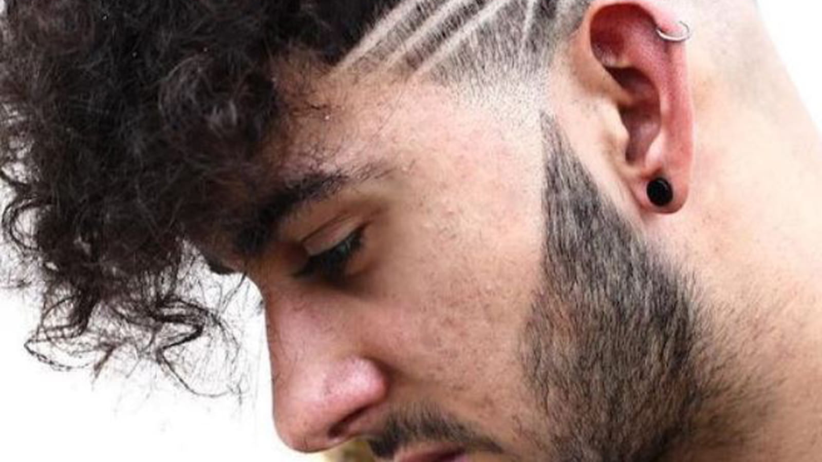 Les cheveux frisés avec traits