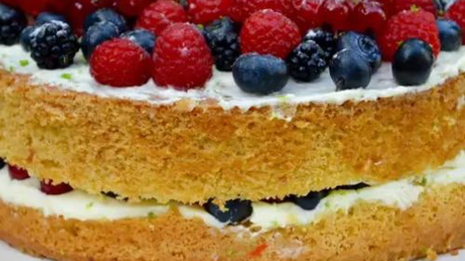 Gâteau aux fruits rouges et à la mousse de mascarpone